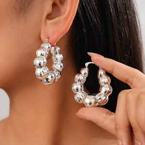 Orecchini a cerchio a U in argento con design a sfere metalliche per donne eleganti