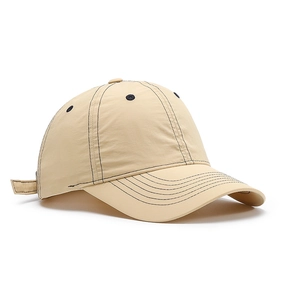 Khaki katoenen baseballpet met zwarte contraststiksels en verstelbare riem achter