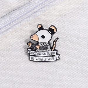Dettaglio di una spilla in smalto opossum punk su tela bianca con testo inglese umoristico
