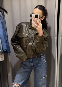 Selfie miroir montrant la silhouette d'une veste en similicuir olive foncé avec poches