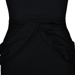 Gros plan détaillé du nœud élégant à la taille et du design froncé de cette robe noire