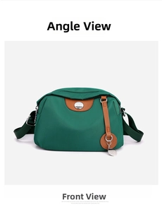 Dettaglio della borsa a tracolla in nylon verde con patta in pelle marrone e ciondolo in metallo