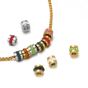 Edelstahl-Zwischenperlen in Gold und Silber mit bunten Strasssteinen auf einer Goldkette