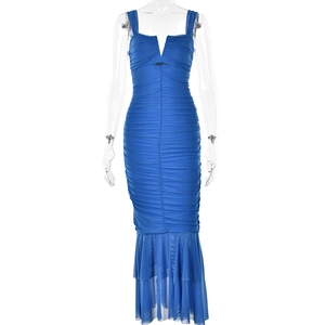 Détail de la robe moulante bleue à col en V profond et ourlet sirène en maille fine