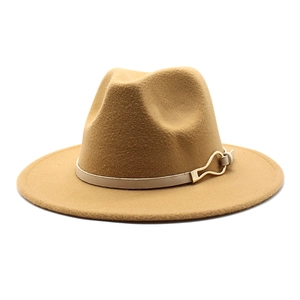 Détail d'un chapeau fedora en laine camel à large bord avec boucle dorée élégante