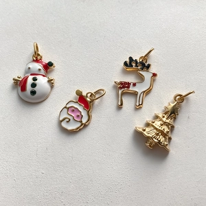 Details von bunten Weihnachts-Emaille-Anhängern mit Schneemann- und Nikolaus-Motiven