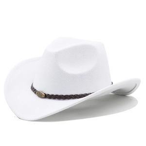 Détail macro du chapeau de cowboy en feutre blanc avec ruban tressé et boucle de taureau