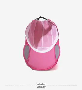 Dettaglio del cappellino rosa con fodera in rete bianca traspirante e fibbia regolabile