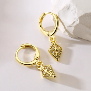 Orecchini a cerchio placcati oro 18K con ciondolo a stella in zircone su base