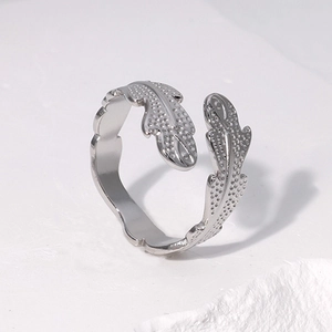 Bague ouverte plume en acier inoxydable argenté avec texture métallique détaillée