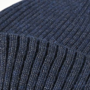 Bonnet en maille bleu marine épais pour l'hiver avec doublure polaire et texture côtelée