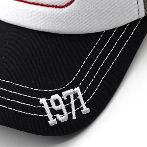 Détails de la casquette DUBAI avec broderie 1971 et coutures blanches contrastées