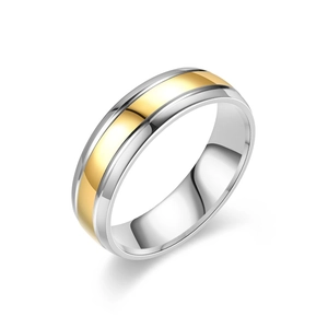 Primo piano di un anello minimalista in acciaio al titanio bicolore con finitura lucida