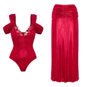 Costume da bagno metallizzato rosa a due pezzi con fiori 3D e una gonna lunga fluida