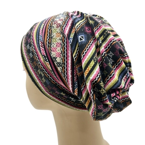 Vue détaillée du bonnet souple aux motifs bohèmes avec un tissu en maille élastique