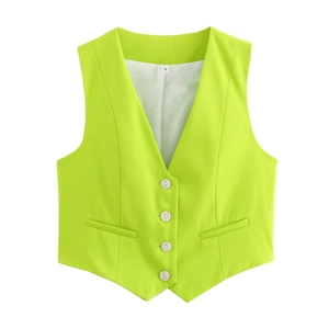 Détail du gilet vert fluo à col en V avec quatre boutons et poches décoratives