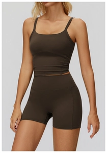 Dettaglio del set yoga in tessuto scuro elasticizzato con trama a coste e cuciture rifinite