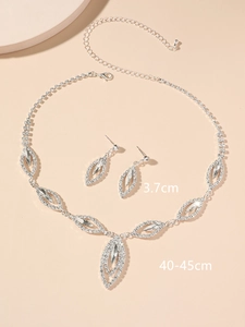 Detail view of rhinestone bridal jewelry set with 3.7cm earrings and 40-45cm necklace dimensions