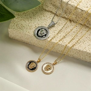 Drei Löwenkopf-Halsketten in Gold und Silber mit Emaille-Details und Kristallbesatz