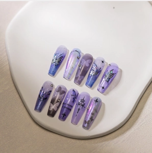 Dettaglio degli adesivi per unghie con farfalle sfumate viola con stelle e strass piccoli