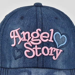 Dettaglio del ricamo Angel Story e della trama sul cappello in denim lavato