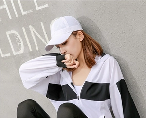 Dettaglio del cappellino da baseball bianco in mesh e della giacca sportiva