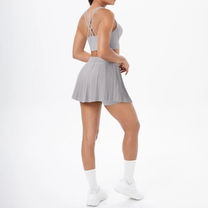 Détail de l'ensemble de sport gris avec brassière à dos croisé et jupe plissée