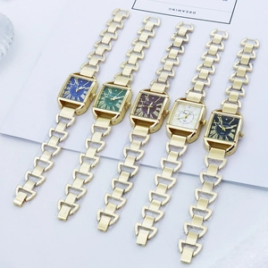 Montres à quartz carrées élégantes avec bracelets chaînes dorés et cadrans romains