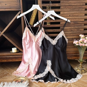Nuisette élégante en satin de soie avec dentelle en rose doux et noir classique