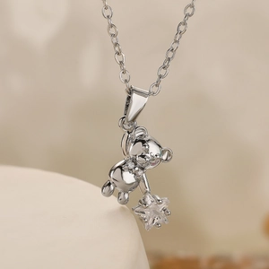 Collana con orsetto d'argento e ciondolo a stella in zircone su catena sottile