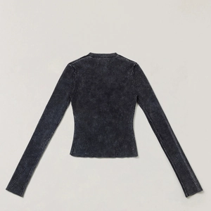 Dettaglio del maglione a coste grigio antracite lavato con cucitura strutturale