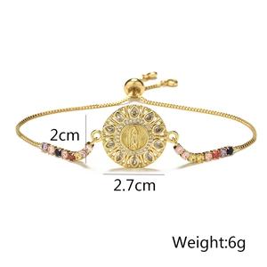 Detail der vergoldeten Jungfrau Maria Kette mit bunten Edelsteinen und 2,7 cm Durchmesser