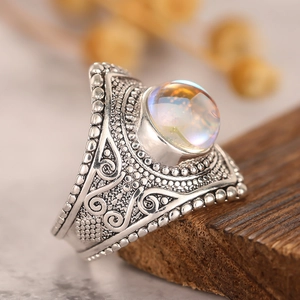 Vue détaillée d'une bague en argent vintage avec pierre de lune et filigrane