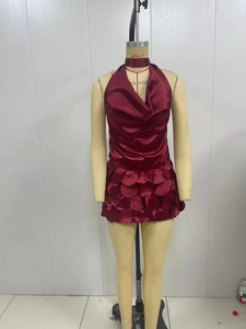 Detalle de conjunto burdeos con top de satén halter y minifalda de lentejuelas