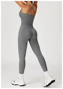 Détail du legging de yoga sans couture taille haute et haut à dos croisé gris foncé