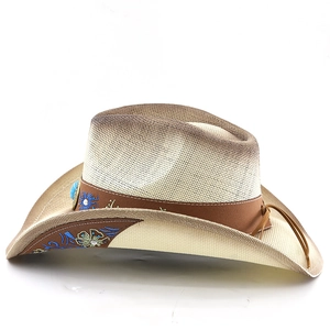 Détail d'un chapeau de cowboy en paille avec broderie florale et pierre turquoise