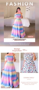 Detail eines schulterfreien Blumenkleids mit Stufenrock und Farbverlauf-Streifenstruktur