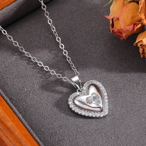 Dettaglio della collana a cuore in argento con zirconi incastonati su velluto grigio