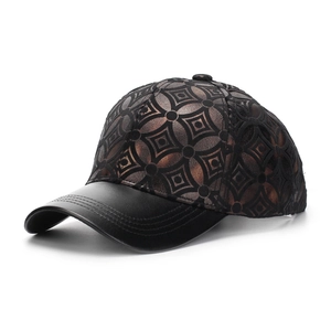 Détail de casquette avec tissu géométrique bronze et visière en cuir noir élégant