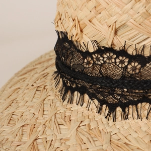 Chapeau de soleil en raphia à bord plat avec dentelle noire et ruban tressé chic