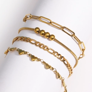 Détail d'un ensemble de quatre bracelets dorés avec maille serpent et maillons cœur