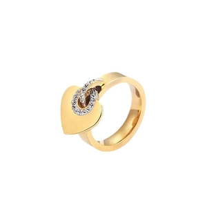 Bague romantique en titane doré avec pendentif cœur et accents de zircons brillants