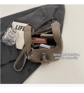 Vue intérieure d'un sac seau en cuir kaki montrant l'espace pour téléphone et portefeuille