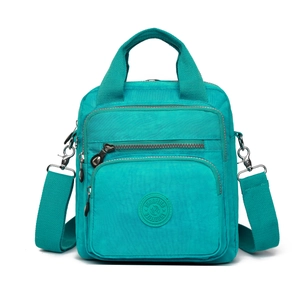 Vue avant d'un sac à langer en nylon bleu lac multi-poches avec bandoulière réglable pratique