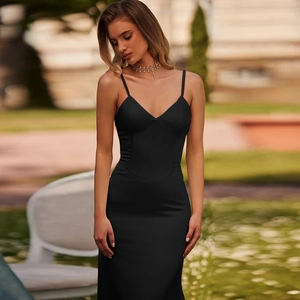Détail du corsage à baleines noir avec de fines bretelles sur une robe de soirée en satin