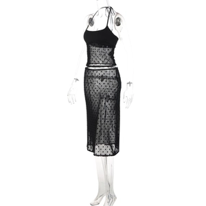 Détail du haut dos nu et de la jupe midi en tulle à pois sur un mannequin transparent