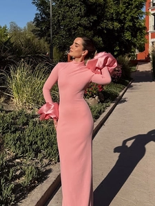 Détail de la fleur 3D sur l'épaule de la robe longue de soirée moulante de couleur rose