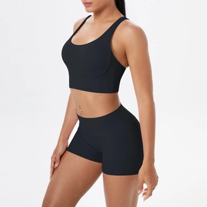 Vue latérale de l'ensemble de yoga noir avec brassière de sport et short à taille haute