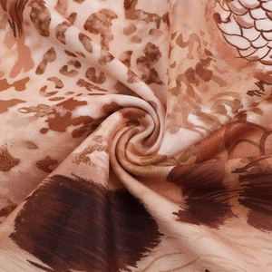 Makroaufnahme von Leoparden-Print-Stoff mit brauner und beiger Textur am schmalen Kleid