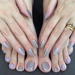 Faux ongles gris mats et violets pailletés pour mains et pieds avec bagues dorées